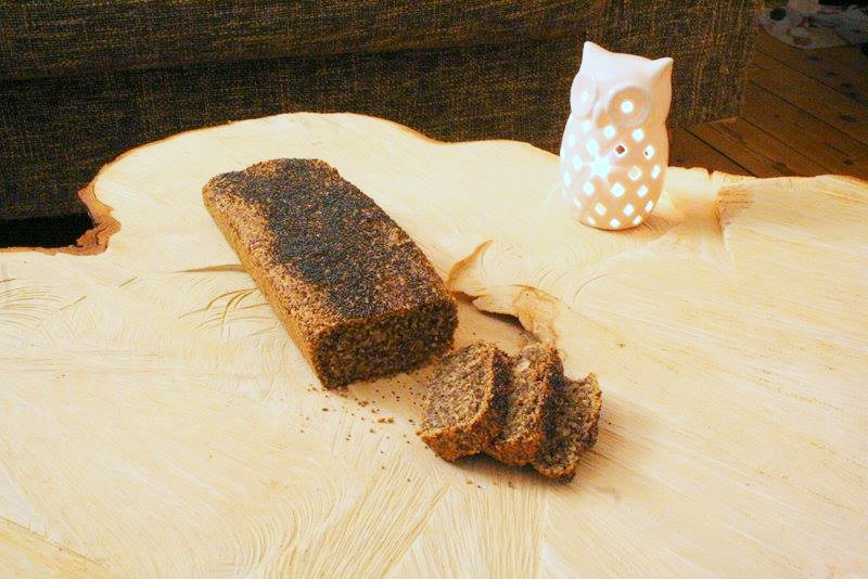Sundt og mørkt glutenfrit brød med sesamfrø